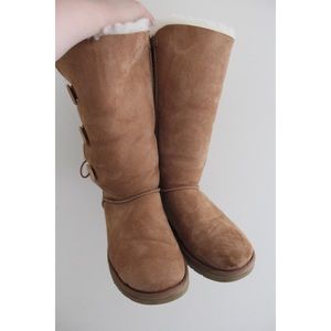 • UGG BOOTS BAILEY BUTTON SZ 8 •